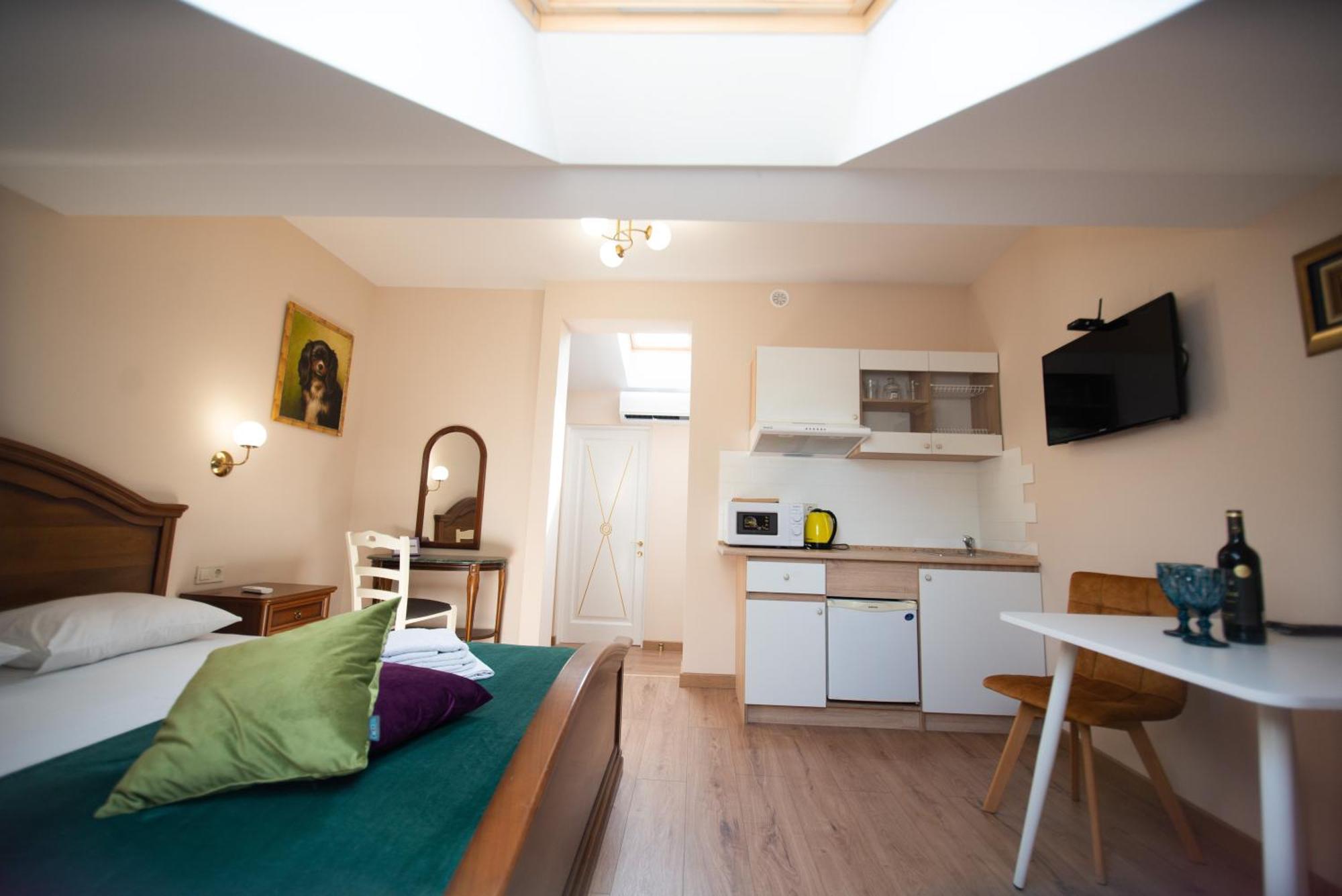 Apart Yaroslava Osmomysla 9 Square - City Center Lviv Oda fotoğraf