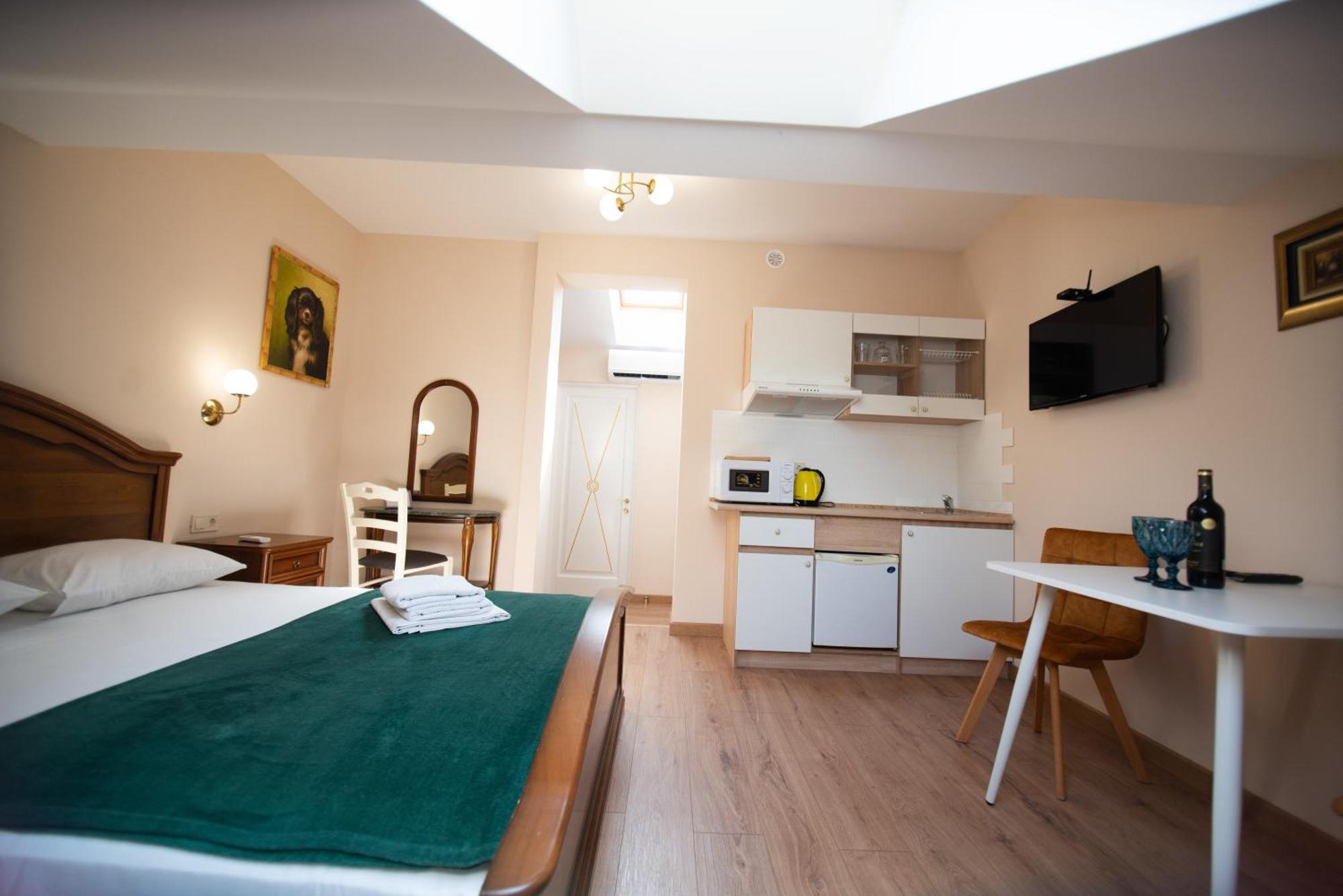 Apart Yaroslava Osmomysla 9 Square - City Center Lviv Oda fotoğraf